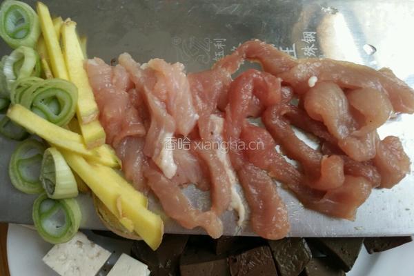 肉丝豆腐猪血汤的做法图解2
