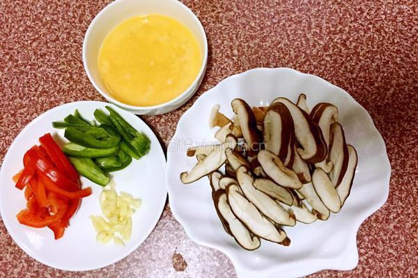 鸡蛋炒蘑菇的做法图解1