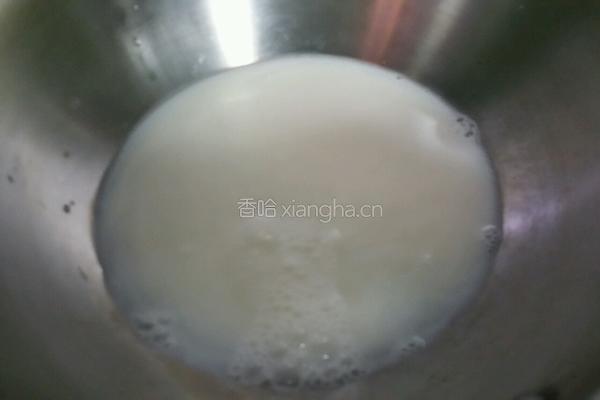 牛奶煮鲜虾鱼板面的做法图解1