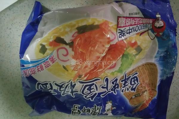 牛奶煮鲜虾鱼板面的做法图解2
