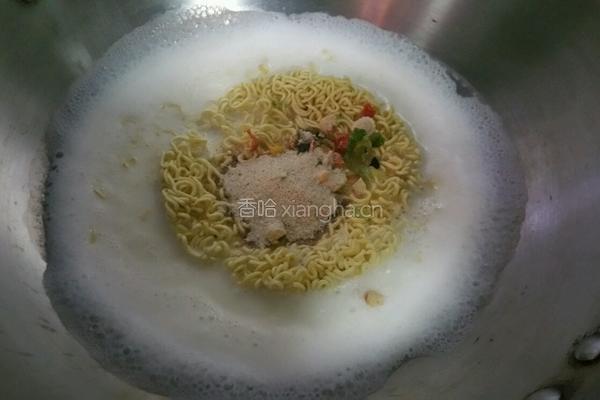 牛奶煮鲜虾鱼板面的做法图解3