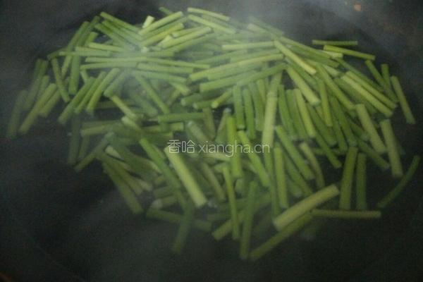青椒蒜苔炒香肠的做法图解2