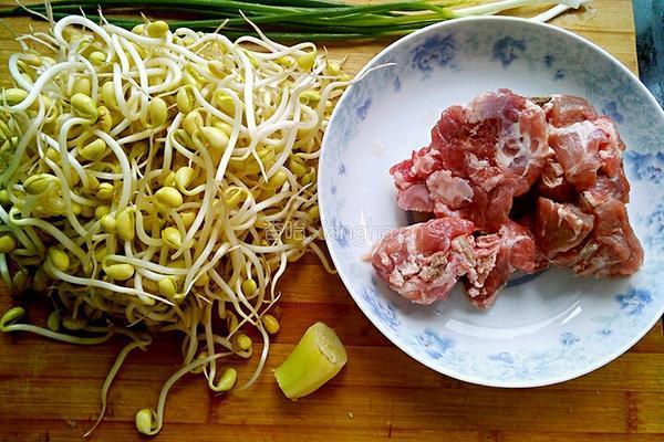 豆芽排骨汤的做法图解1