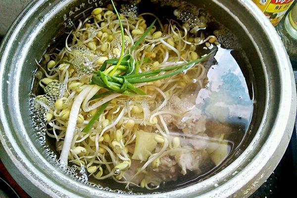 豆芽排骨汤的做法图解6