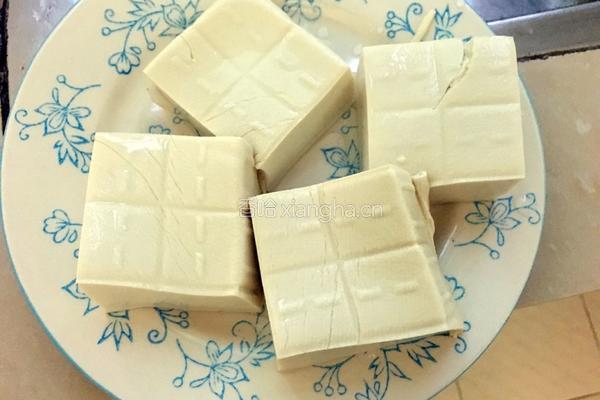 皮蛋凉拌豆腐的做法图解1