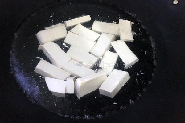 皮蛋凉拌豆腐的做法图解3