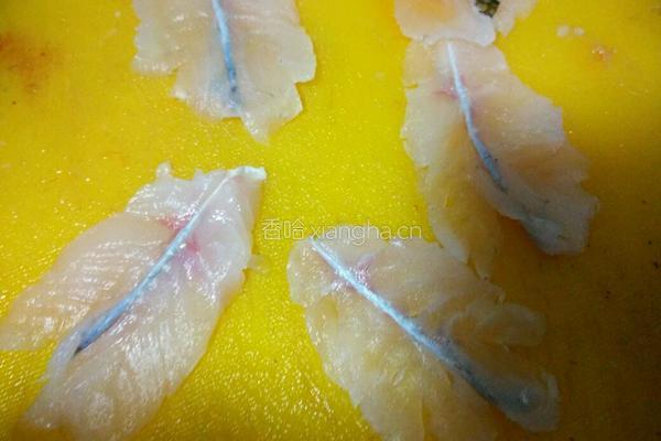 酸甜鲈鱼片的做法图解3