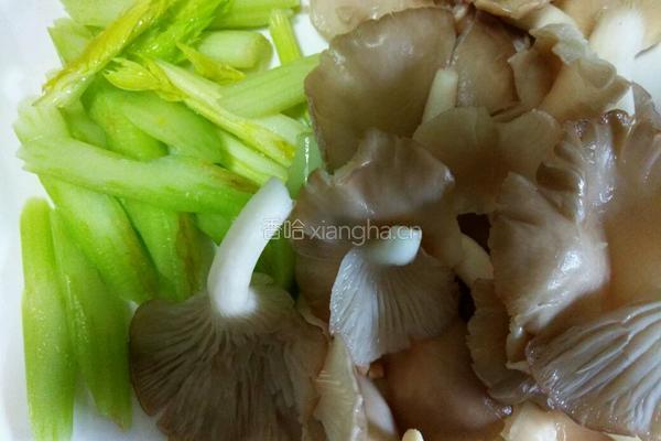 鲜菇芹菜鱿鱼丝的做法图解3