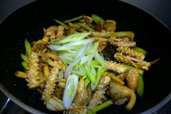 鲜菇芹菜鱿鱼丝的做法图解10