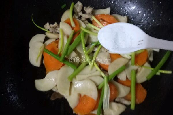 杏鲍菇炒胡萝卜的做法图解5
