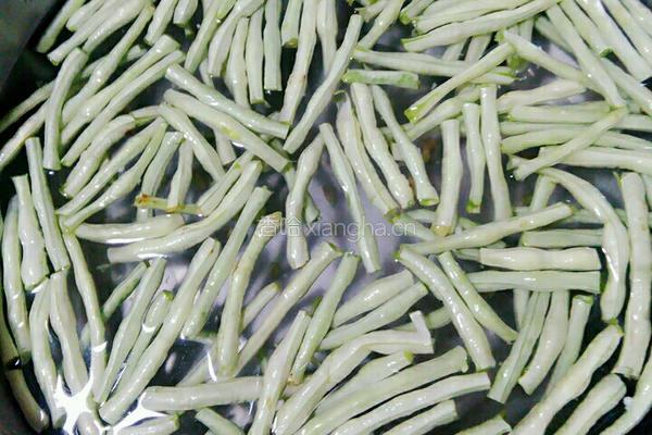瘦肉豆角烧茄子的做法图解2