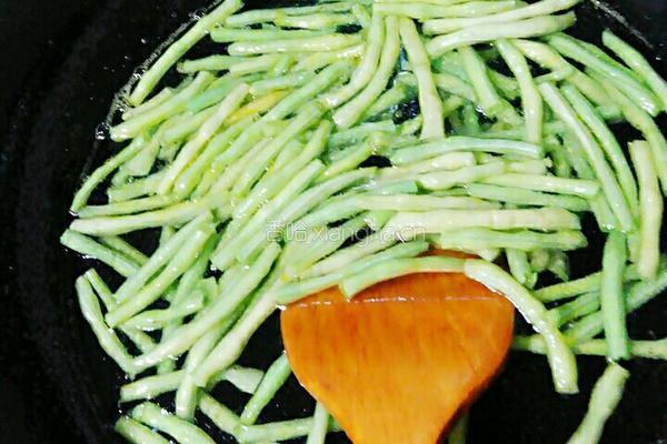 瘦肉豆角烧茄子的做法图解3