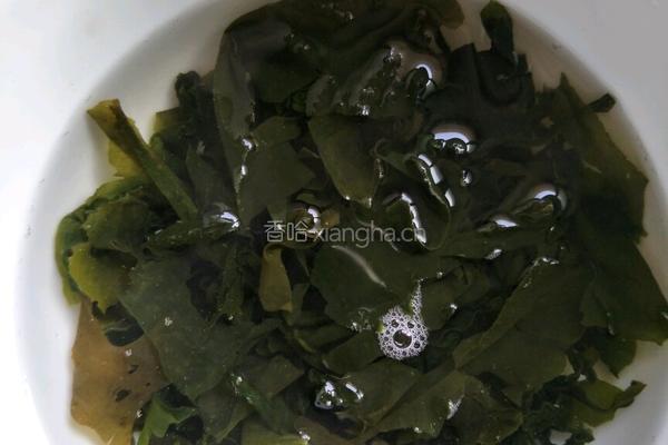 降压除燥海木耳汤的做法图解1