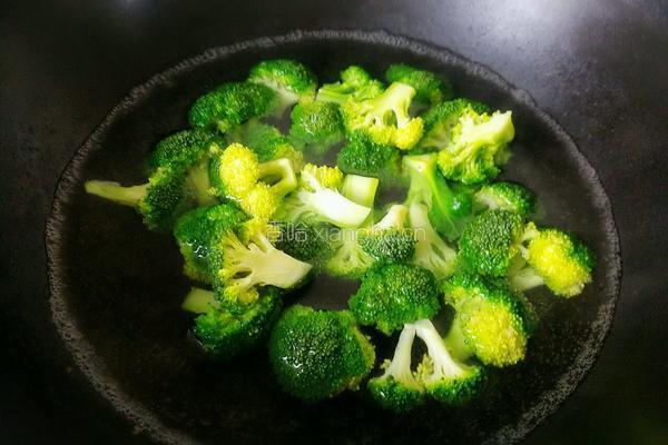 西兰花炒山药的做法图解5