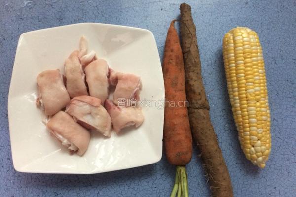 玉米胡萝卜猪蹄汤的做法图解1
