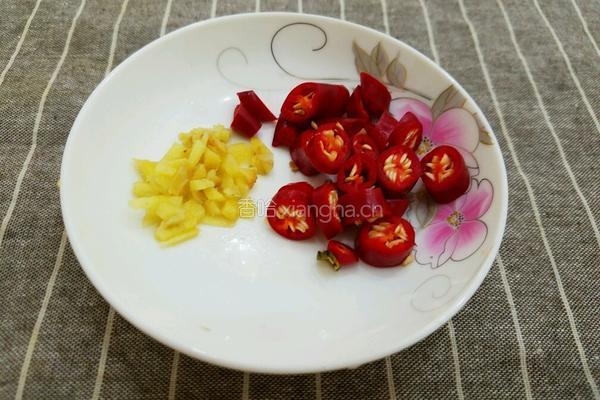 豆腐干炒蒜苗的做法图解3