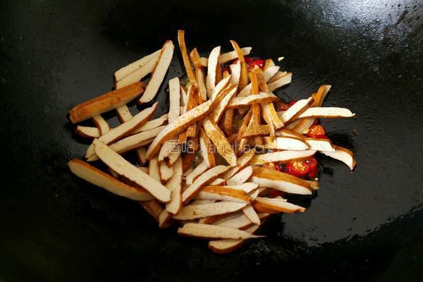 豆腐干炒蒜苗的做法图解5