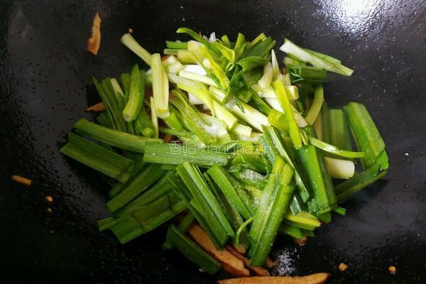 豆腐干炒蒜苗的做法图解6