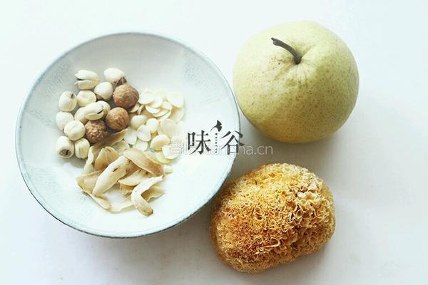 银耳雪梨的做法图解1