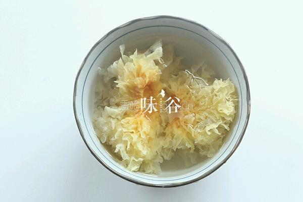 银耳雪梨的做法图解2