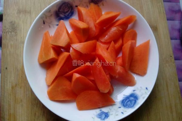 胡萝卜烧豆腐的做法图解1