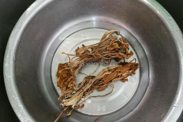 茶树菇烧排骨的做法图解1