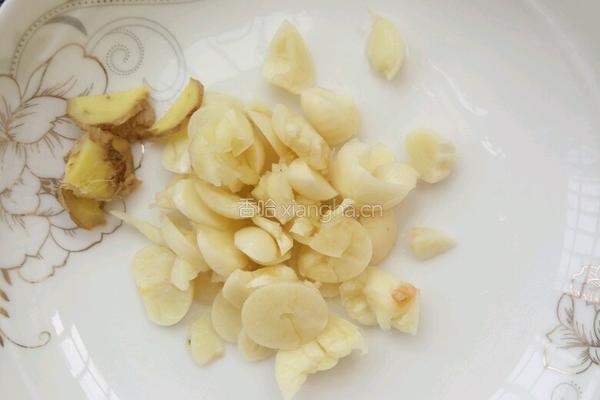 蒜蓉小白菜的做法图解1