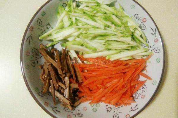西葫芦三丝春卷的做法图解1