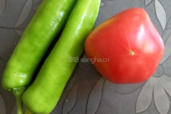 青椒炒番茄的做法图解1