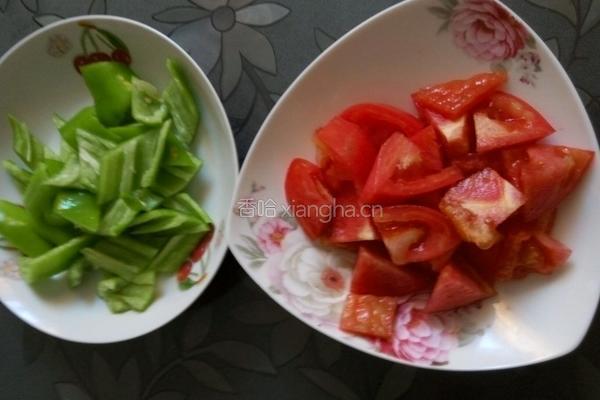 青椒炒番茄的做法图解2
