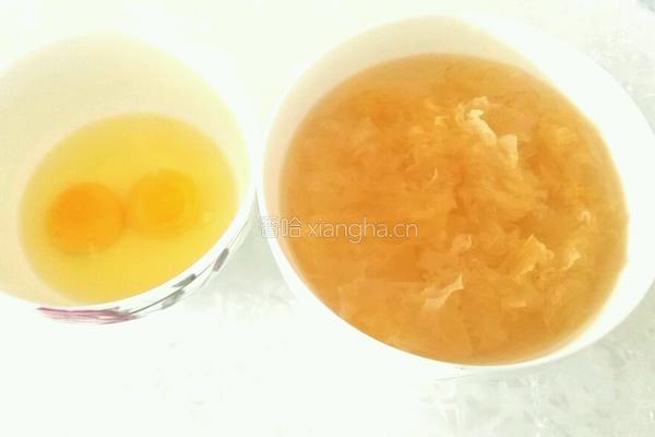 银耳炒鸡蛋的做法图解1