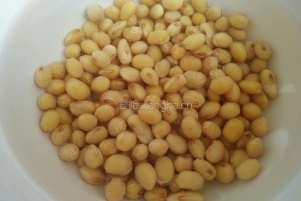 黄芪黄豆煲猪爪的做法图解1