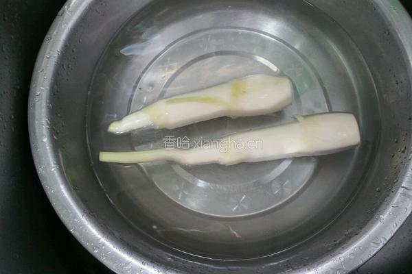 茭白排骨汤的做法图解1