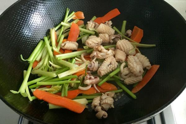 鱿鱼炒芹菜的做法图解9