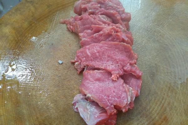 牛肉炒生姜的做法图解1
