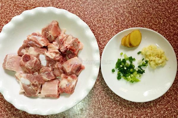 微波炉蒸排骨的做法图解1