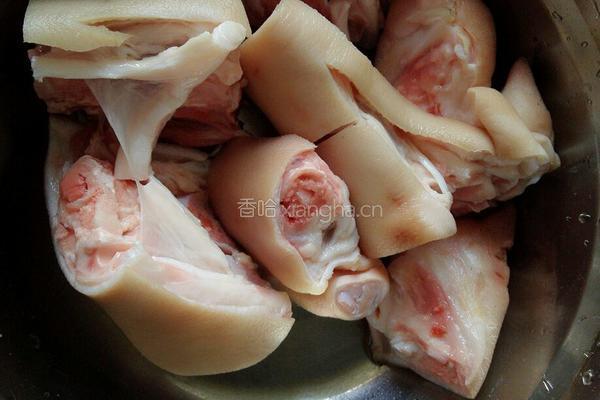 猪蹄木耳烧黄花菜的做法图解1