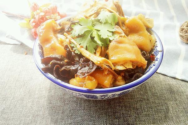 猪蹄木耳烧黄花菜的做法图解12