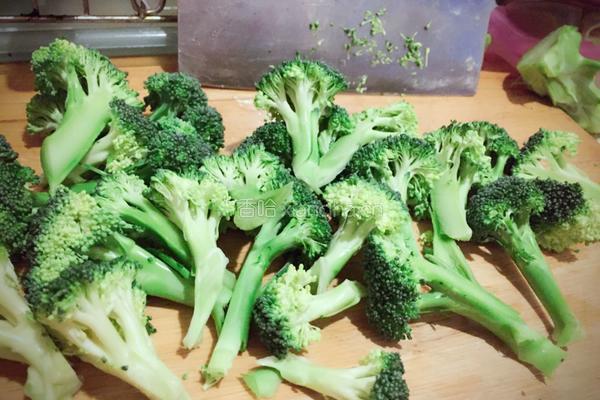 小妙招的蒜蓉西兰花的做法图解2