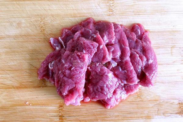 牛肉炒芥兰的做法图解1