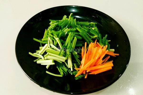韭菜炒粉条的做法图解1