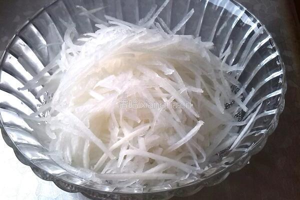 酸辣香菜萝卜丝儿的做法图解1