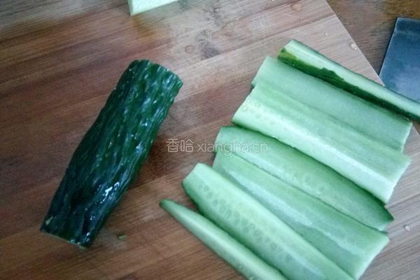 黄瓜皮炒肉的做法图解1