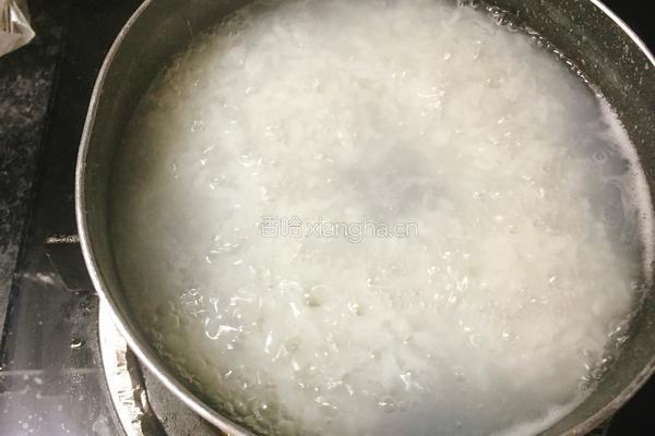 宝宝三文鱼粥的做法图解2
