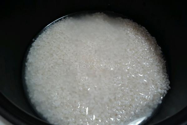 青椒榨菜肉煲仔饭的做法图解1