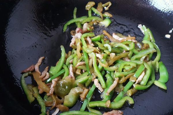 青椒榨菜肉煲仔饭的做法图解5