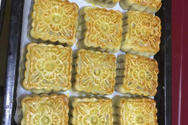 莲蓉蛋黄月饼的做法图解3