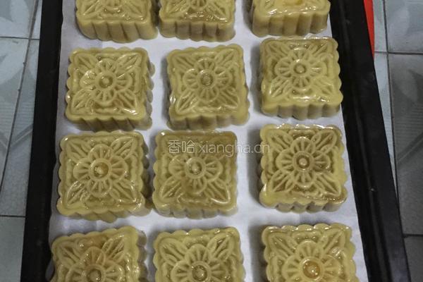 莲蓉蛋黄月饼的做法图解2