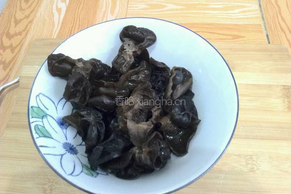 金针菇炒木耳的做法图解1