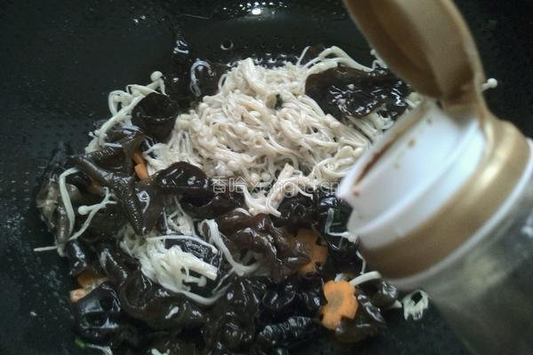 金针菇炒木耳的做法图解7